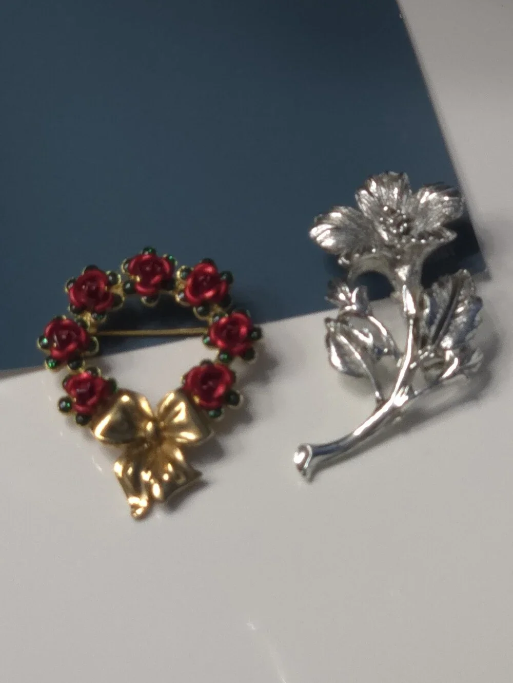 Avon Gold-tone Wreath Brooch with Red Rose Accents / Slivet Flower Brooch